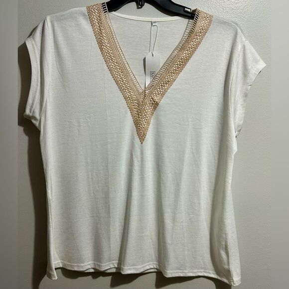 Woman’s Lace Trimmed Top. Size: 2XL - Picture 1 of 3